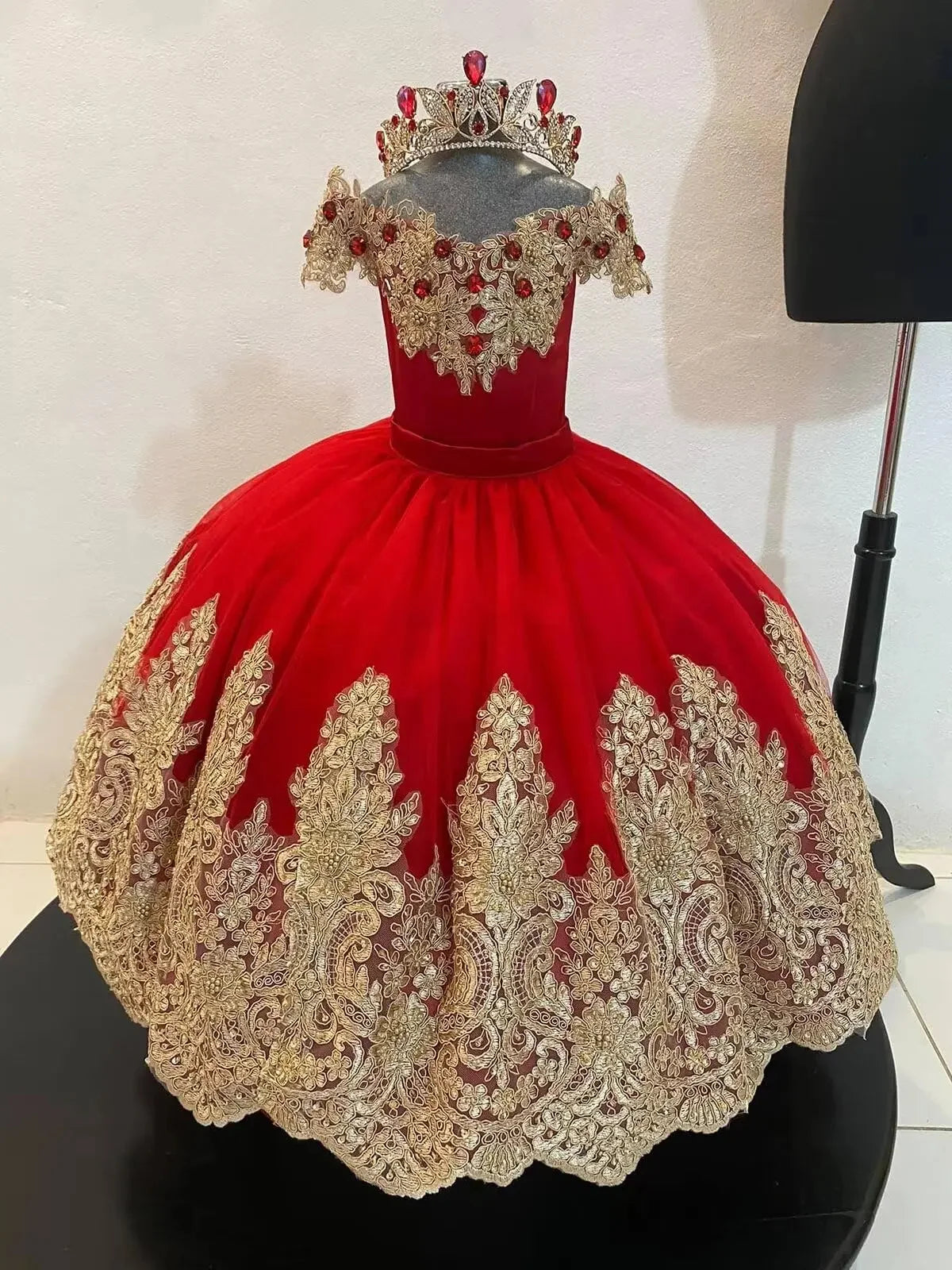 Customized Red Flower Girl Dress with Gold Appliques and Crystal for Weddings and Formal Events