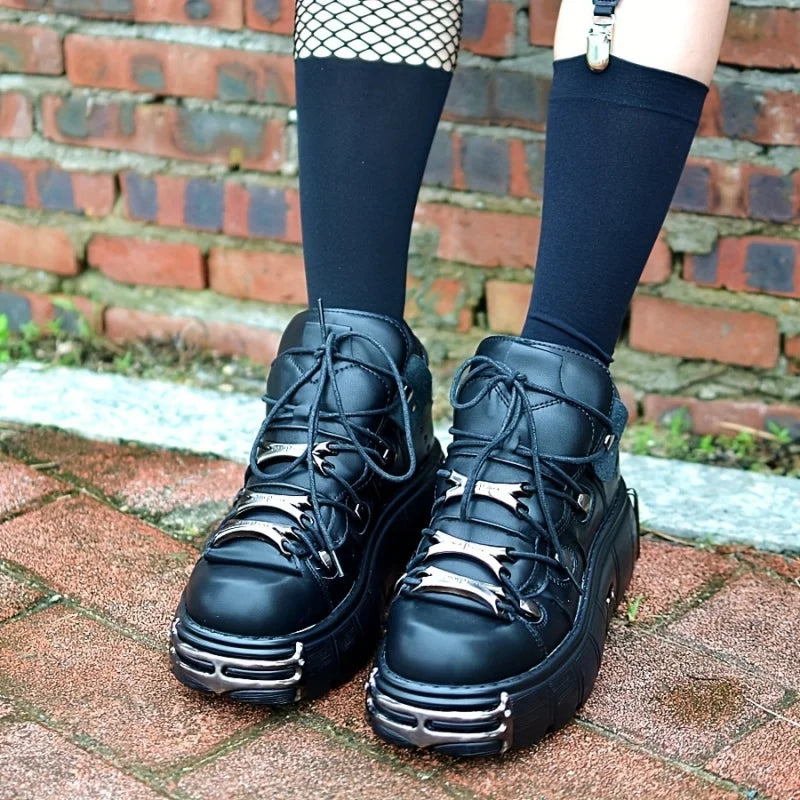 Thick Bottom Platform Women Sneakers with Rock Metal Decoration Large Size Casual Trainers Punk Style Gothic Sport Shoes for Daily Use